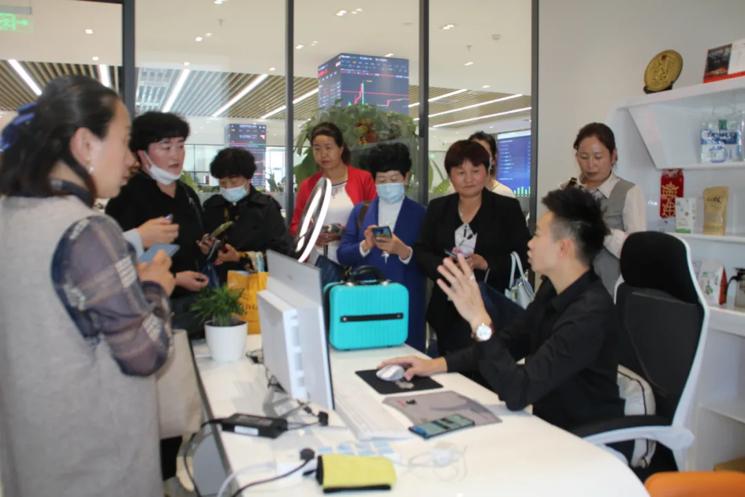 全省巾帼创业带头人电商经营技能培训班学员在白银观摩学习