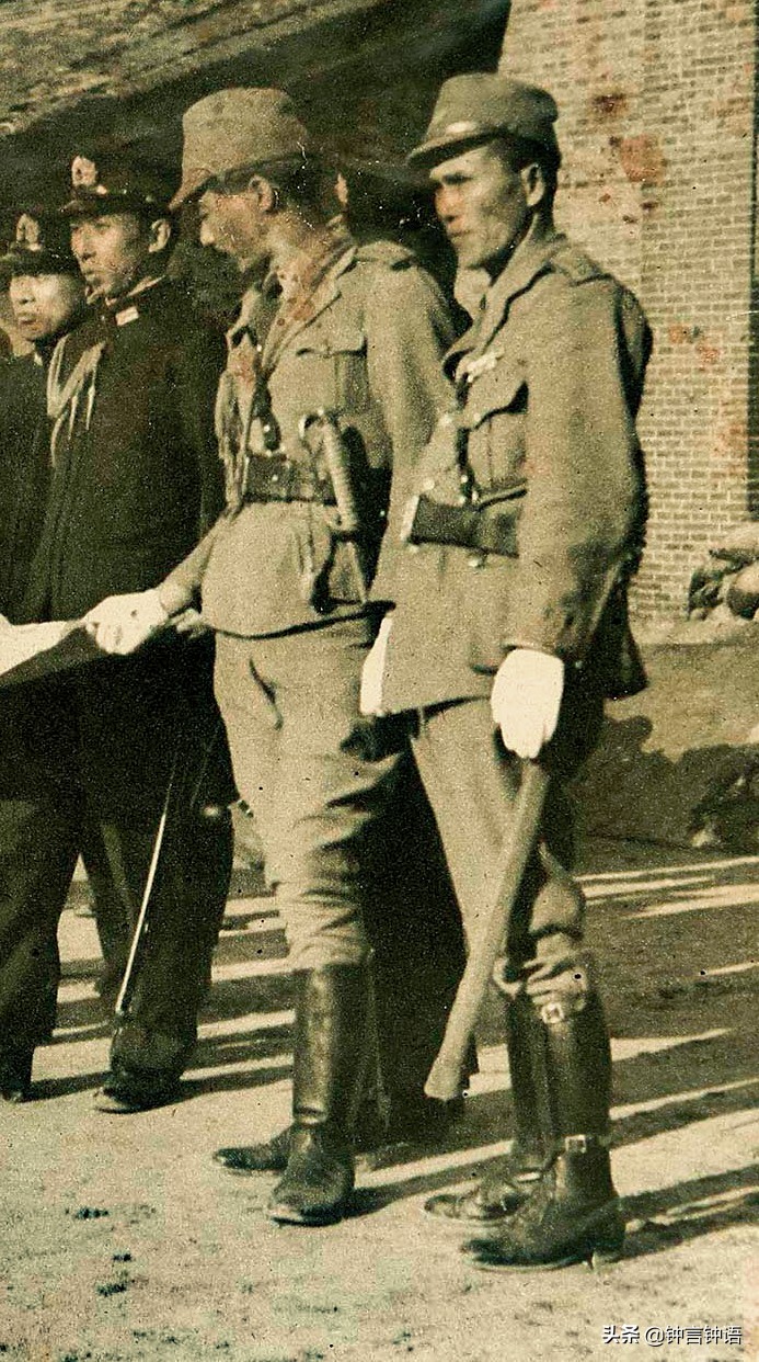 ͼ˵�ֻ��վ�½���ĵ���װ����Ь��