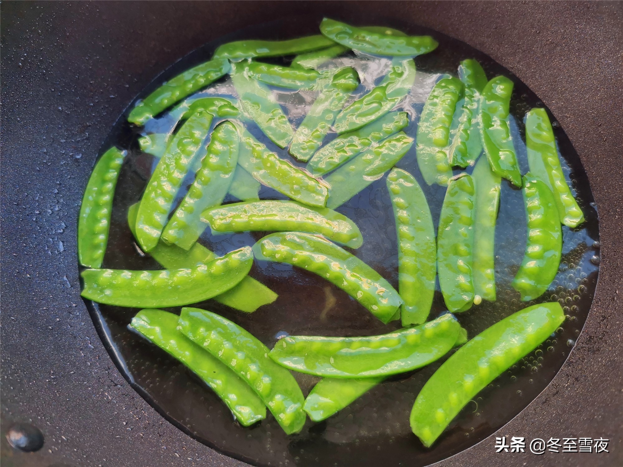 腊肠一炒就碎，吃着又干又硬，多做这一步，腊肠不散，香软喷香