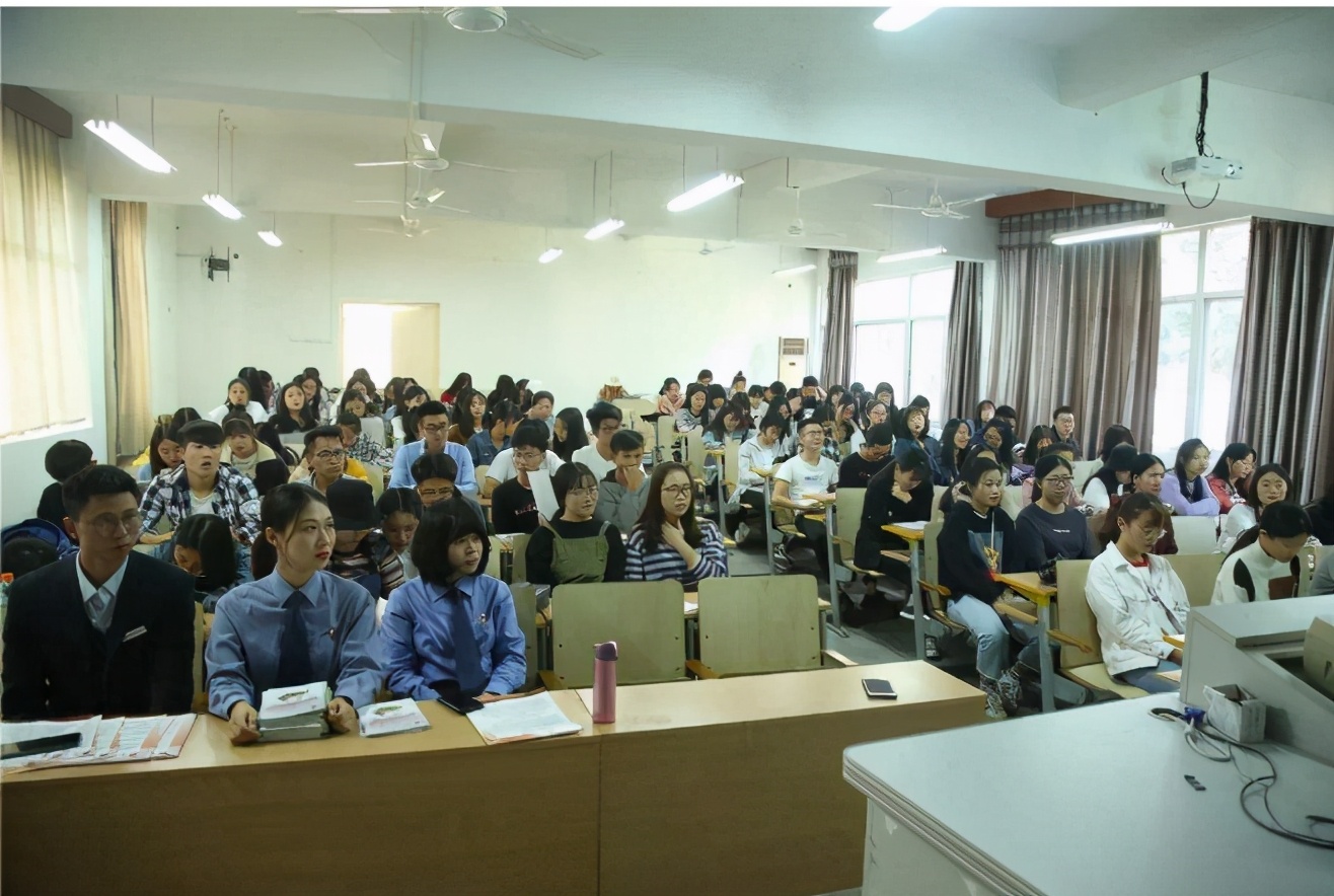 南京某高校食堂WIFI密码火了，学生看完摇头，感叹该认真听课