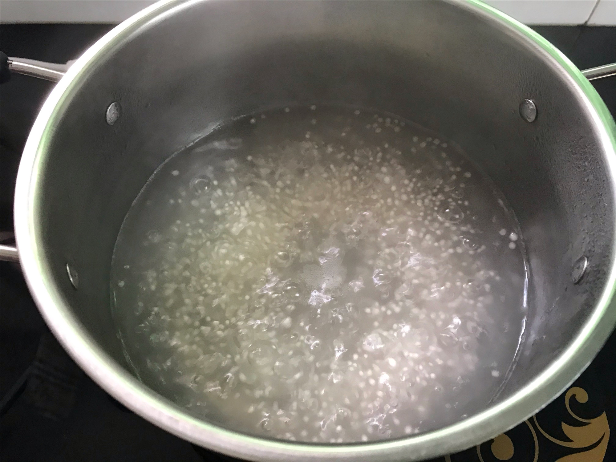 西米怎么煮(煮西米冷水下锅就错了，学会正确做法，西米粒粒透明，Q弹不夹生)