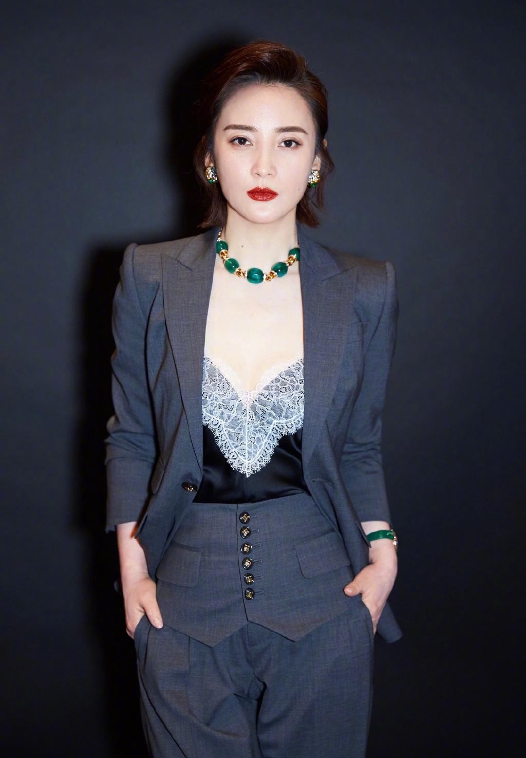 职场女人超爱穿的西装,选对款式时髦又个性,蒋勤勤就驾驭得很好