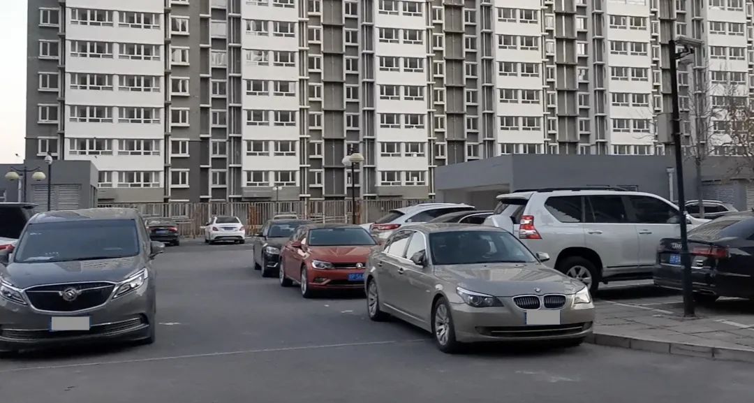 小區入住多年地下車庫成擺設小區地下車庫住人