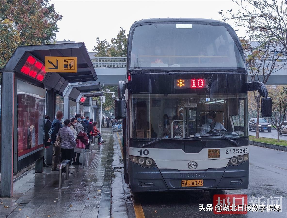 这个周末，不少武汉市民再一次体验乘坐双层巴士的乐趣