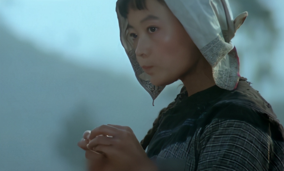 《萧萧》:15岁童养媳背小丈夫偷吃禁果|传统湘女的挣扎与妥协