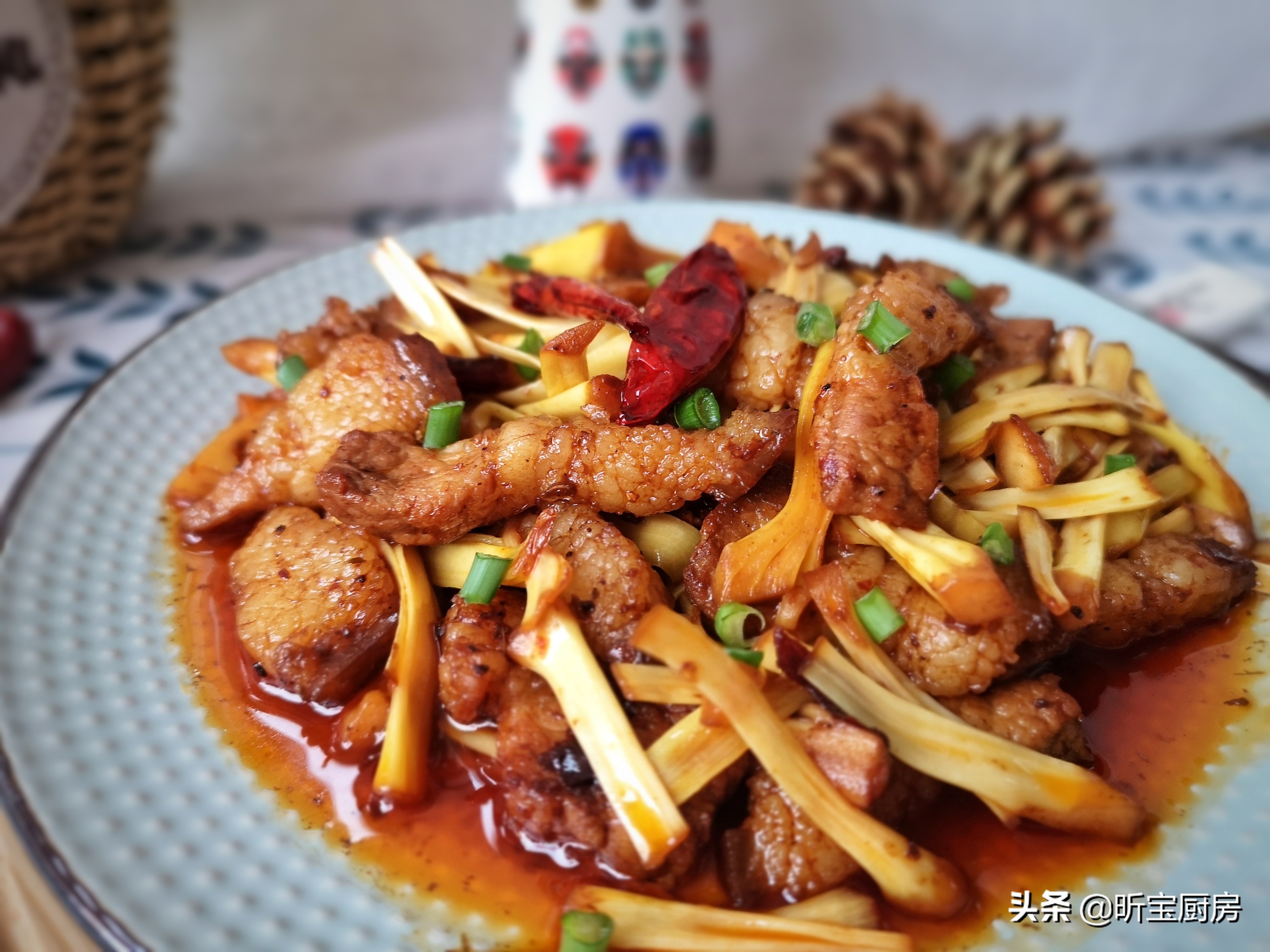 这水果一个20斤，印度人拿它当主食，我们却扔掉十多斤，太浪费了