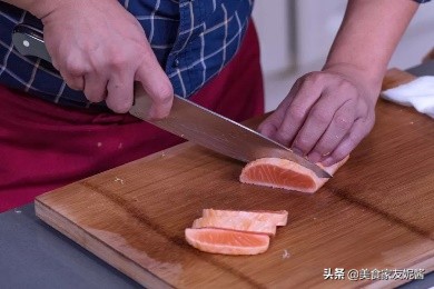 美食系列36：烟熏鲑鱼（烟熏风味，满口留香）教程简单快来试试吧