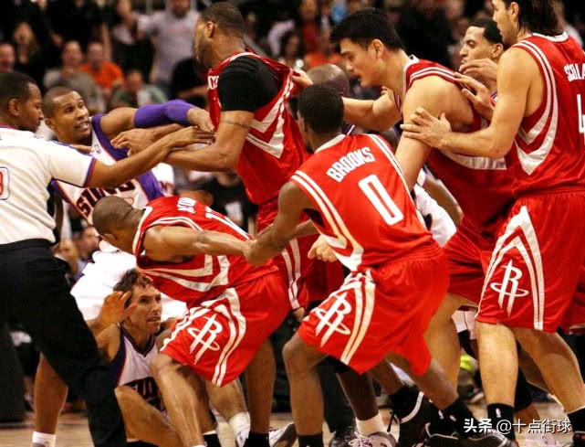 为什么nba系鞋带犯规(NBA那些不成文规定：孙悦买汉堡姚明系鞋带，这种行为会遭致群殴)