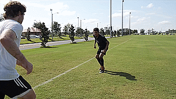 怎样学足球我是新手（五个初学者必会的足球基本技巧）