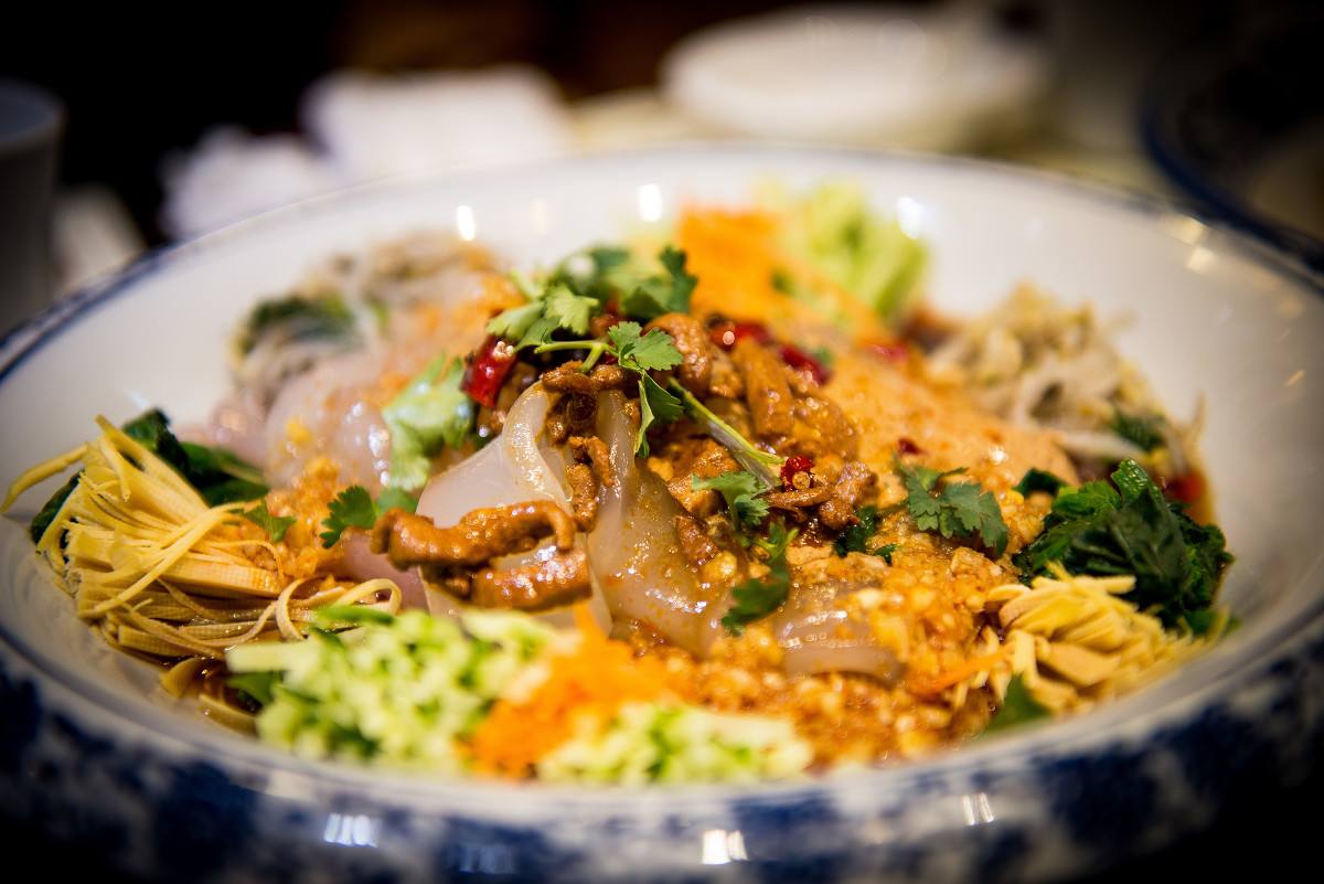 肉丝拉皮(用这种方法做肉丝拉皮,吃起来口感滑嫩,还能作为一道主食来