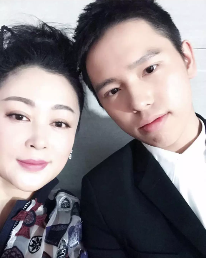 陈凯歌儿子大晒与女友亲密照，疑似恋情曝光？女方竟是名校学霸！