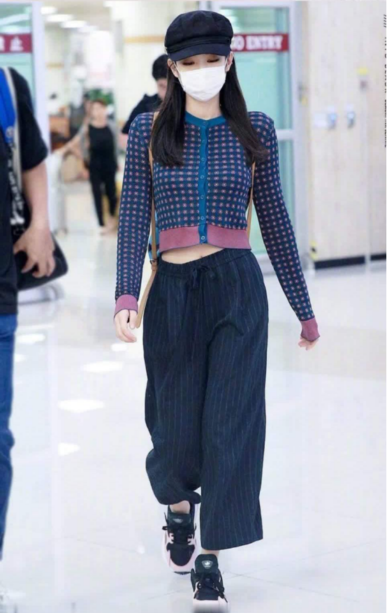 女式c字卫裤图片(jennie果然是团中c位!