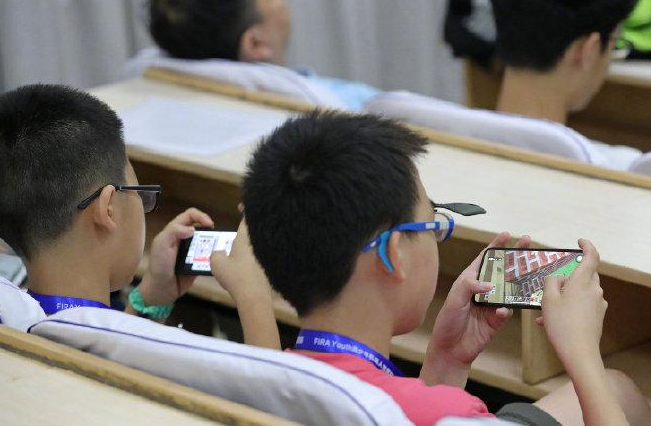 班主任临时突击检查，学生开始“花式”藏手机，学霸才是真正高手