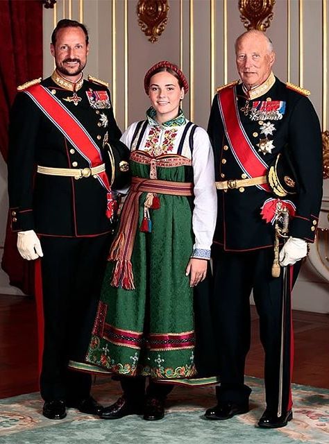 挪威王室最新全家福！15岁公主穿传统服饰超水灵，她可是未来女王