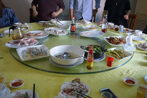 东北人用盘子吃饭,南方人用盘子装垃圾,饭店的盘子到底该咋用?