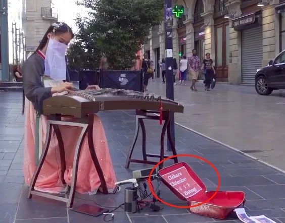 95后中国姑娘蒙着面纱，凭一台古筝惊艳法国街头