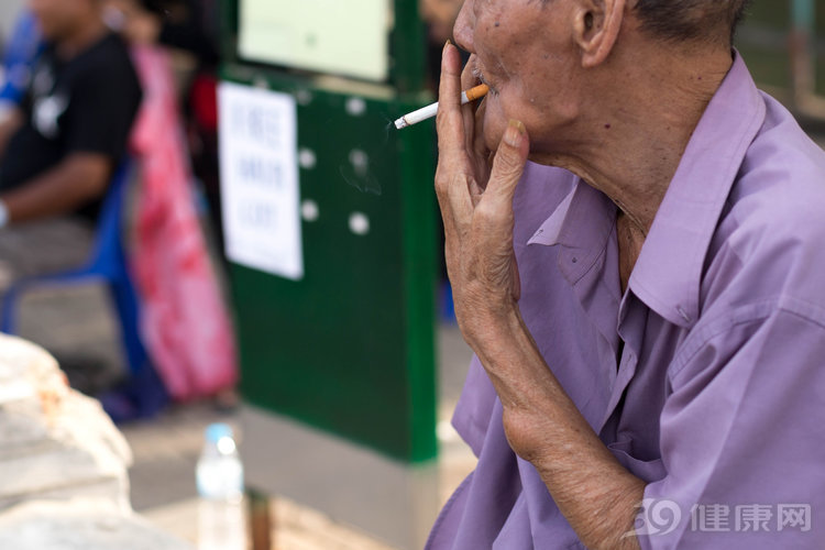 戒烟近一年，他用日记告诉你真实感受：最难熬是喝酒和上厕所