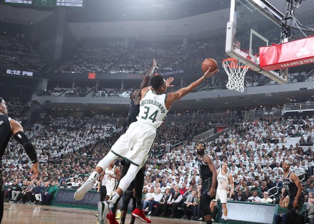 NBA罚球线（字母哥罚球线起跳扣篮，不禁想起詹姆斯当年同样逆天！谁更具美感）