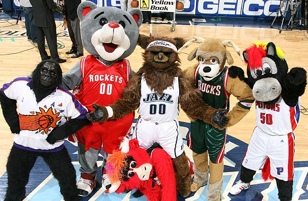 为什么对nba吉祥物行大礼（NBA吉祥物十大搞笑瞬间：火箭熊天天整蛊球迷，唯独“投降”于他）