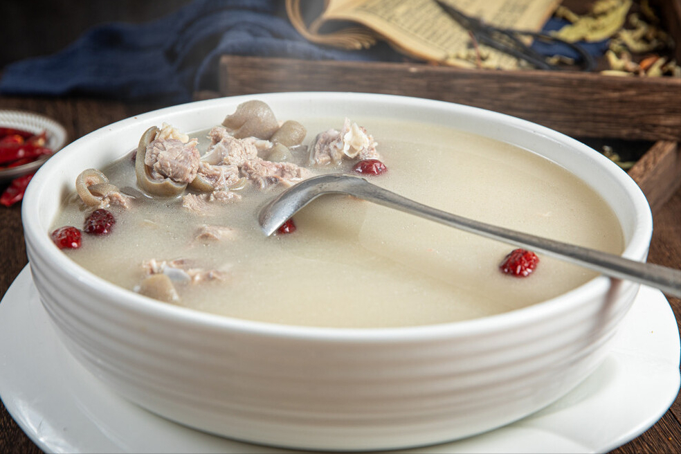 炖羊肉汤,别乱用调料,全程只需5味料,羊汤鲜美浓白,不腥不膻