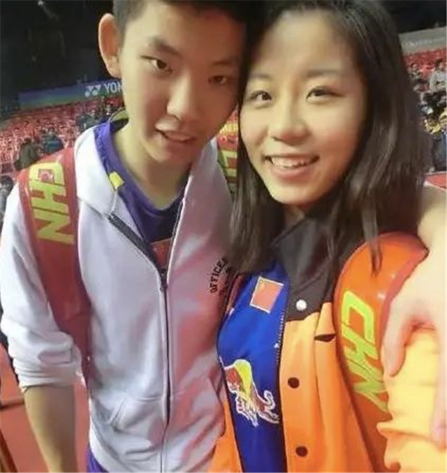 石宇奇骑抱贾一凡被夸身材好,戴她发卡又把小贾逗乐)