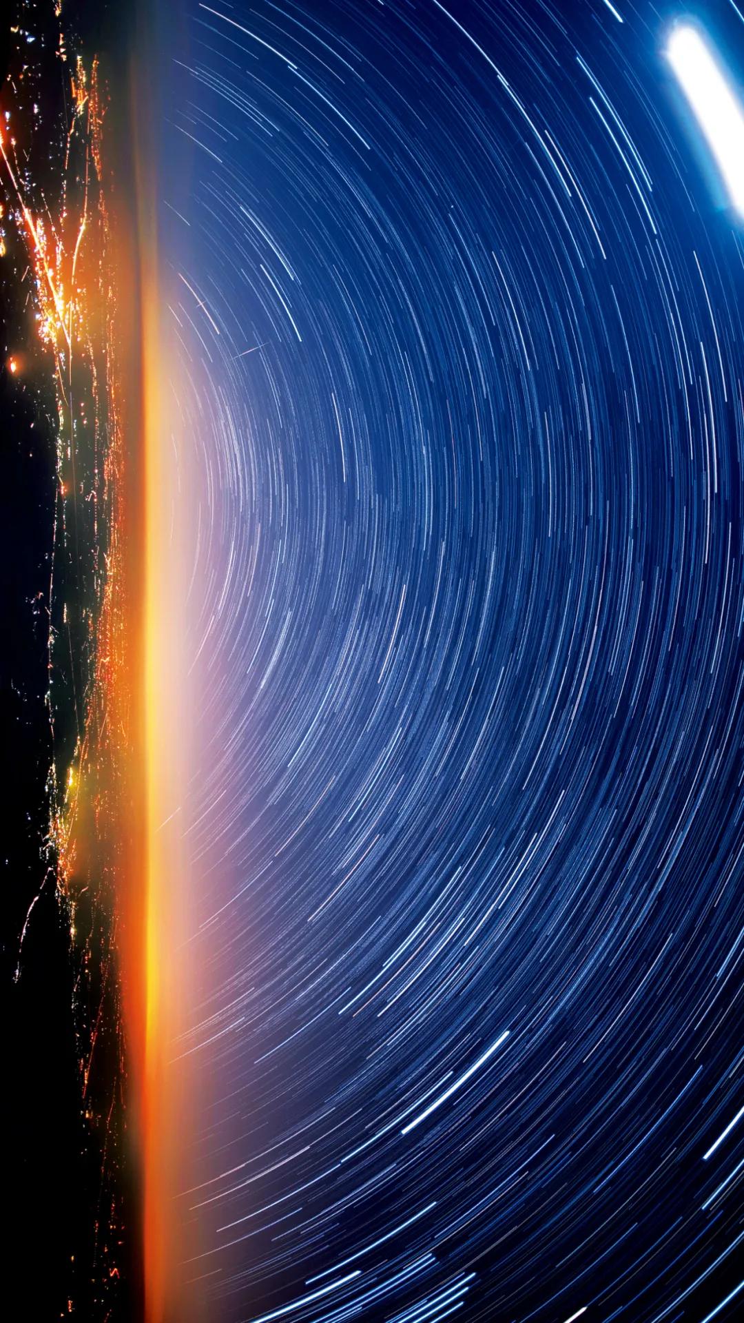 在伊犁的夜色之中一泻千里,犹如在蔚蓝的天鹅绒上洒满了闪烁的碎钻