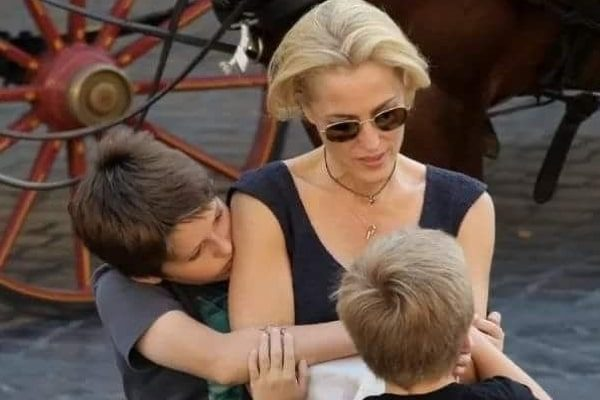 好莱坞“性教育”女星想穿胸罩？ “谁爱穿，我不做！”