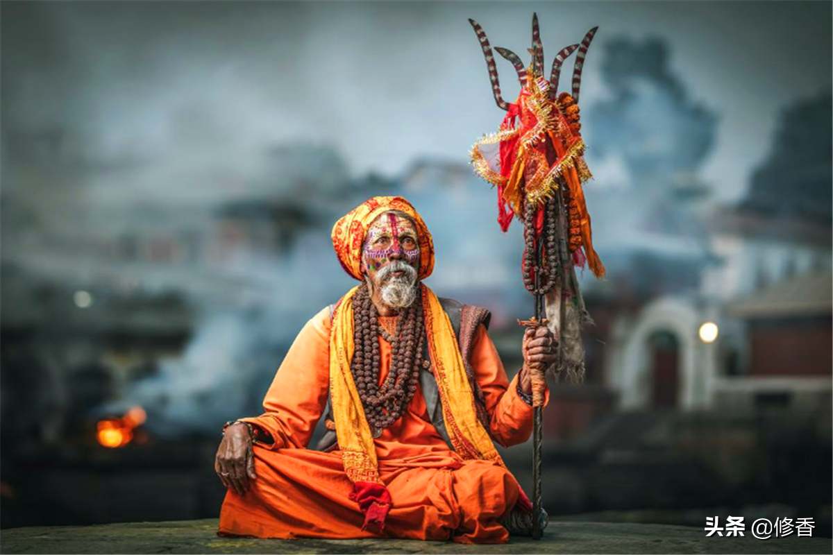 印度苦行僧高举右手40年,手臂干枯,但目光如炬,专家:神的使者