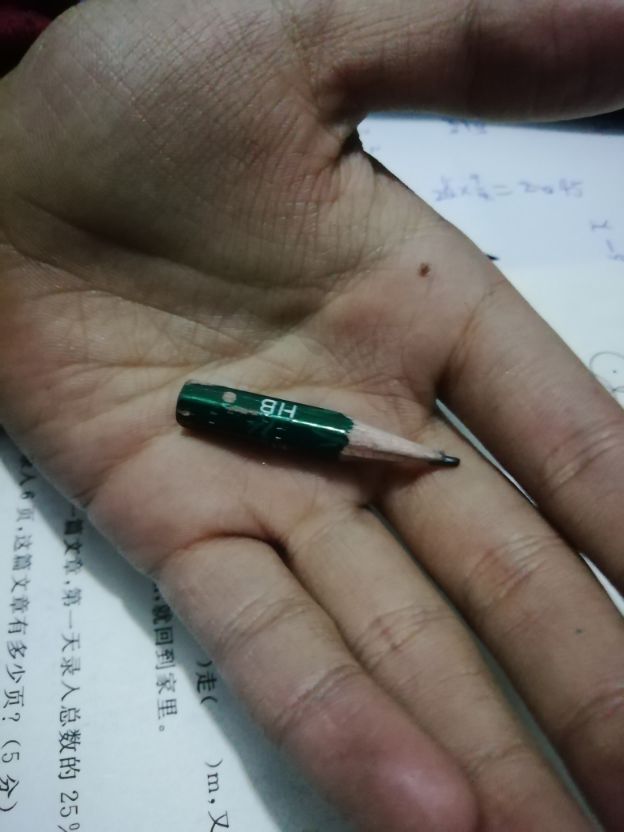 8厘米的铅笔,居然是孩子们眼中的宝贝,不乐真不行