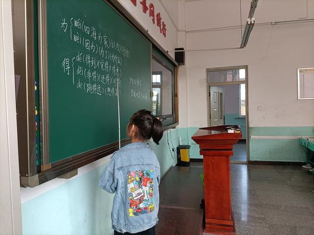 快给孩子安排起来(小学生每日晨读好处多，资深教师：家长快帮孩子安排上)