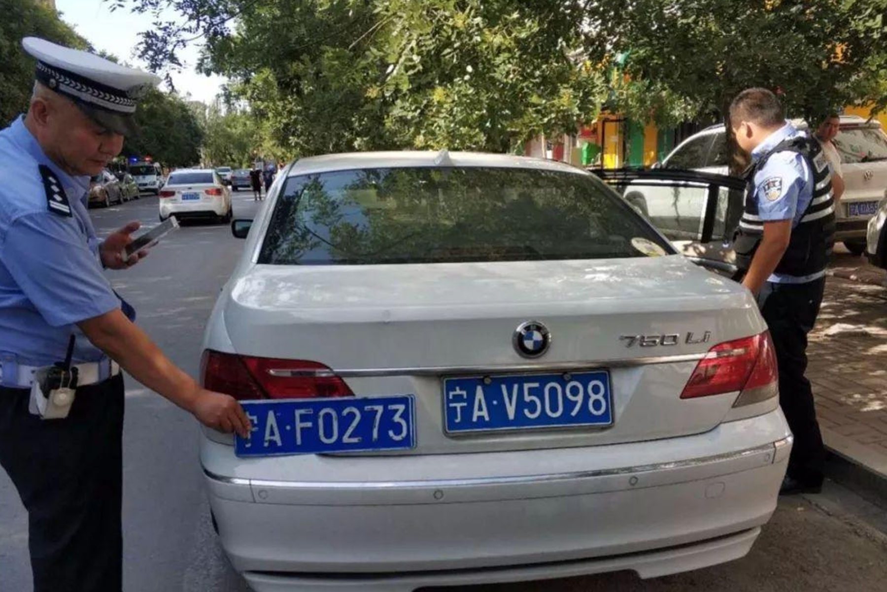 车管所提醒:路上看到车牌带o和i的,直接举报,全部都是假牌