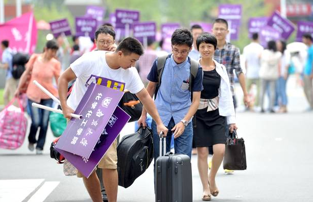 大一新生寝室标语走红，辅导员看后气笑，网友：00后人才果不其然