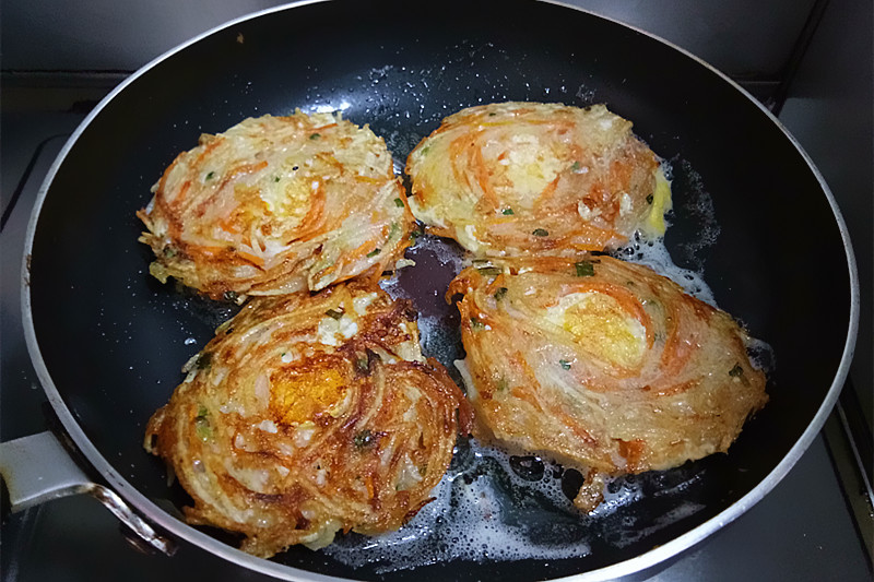 土豆丝鸡蛋饼教程（教你做口感酥脆的鸡蛋饼）