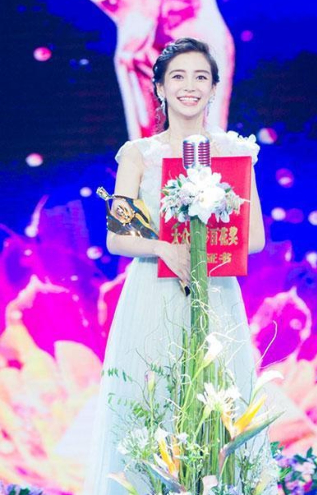 32岁杨颖身穿绿色花朵裙,腰肢纤细锁骨好抢镜,网友:在逃公主