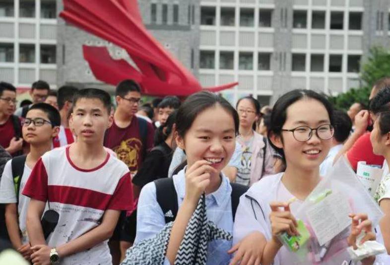 某初中院校发型标准公开，长度精准到“厘米”，学生有些接受不了