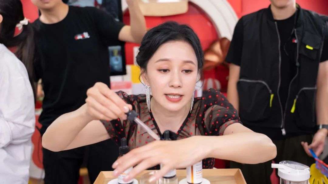 到底是谁在为明星直播带货“撑腰”？