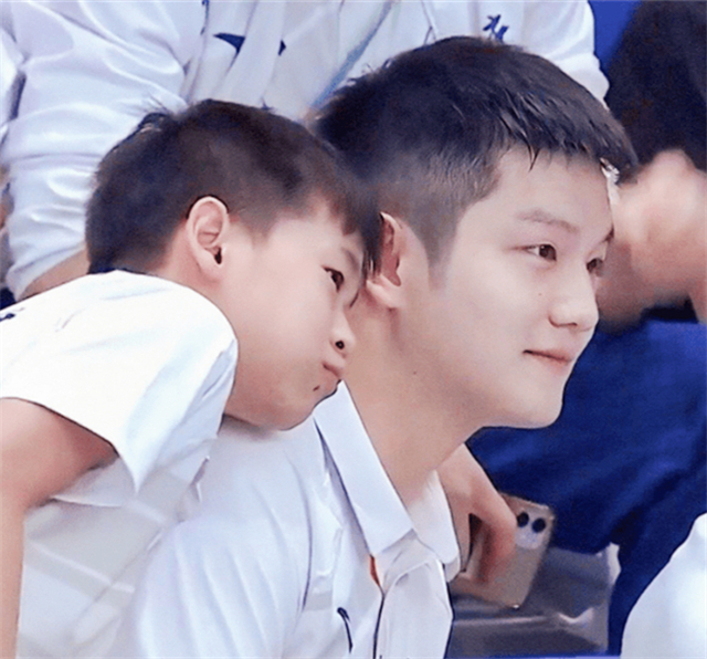 樊振东真实身高（樊振东体验当爹感受！像照顾女儿般宠爱全红婵，让她尽兴吃火腿肠）-趣拿体育