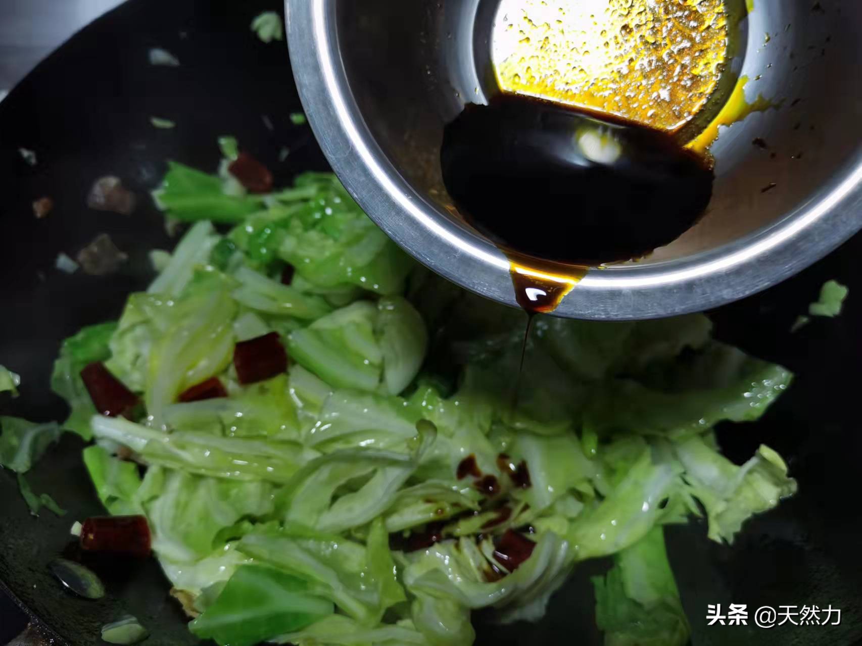 炝炒手撕包菜的做法（手撕包菜详细的做法技巧）