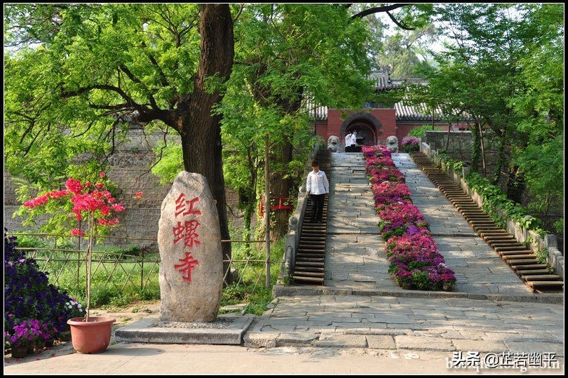 红螺赋中假山奇景：石骨嶙峋，洞穴幽深，水流潺潺，意境盎然
