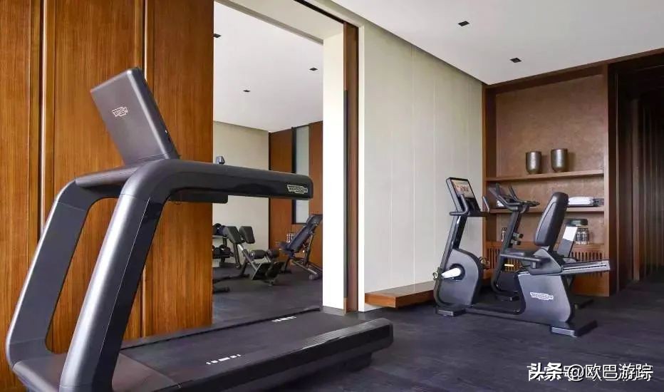 厦门这家奢牌酒店，毗邻繁华，却又遁于静谧迷人的港湾