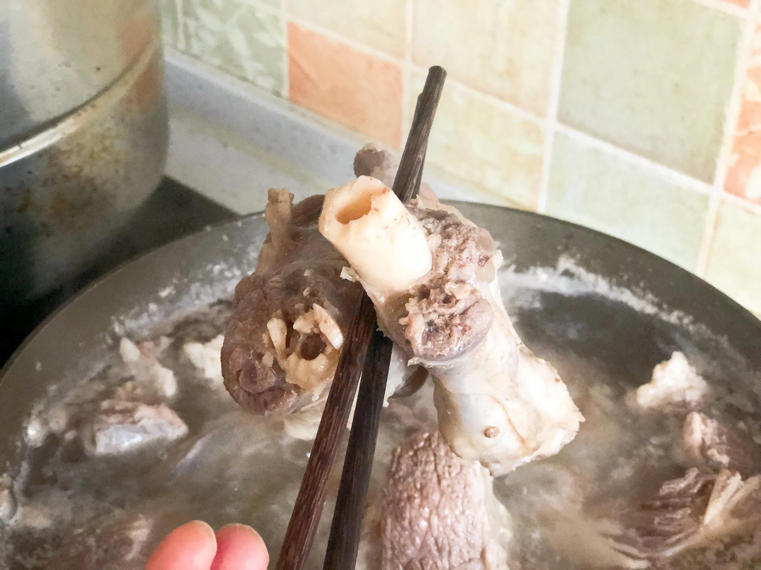 炖羊肉放什么调料？西安羊肉泡馍说：3味调料足矣，专克羊膻味