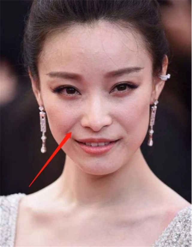 为“法令纹”烦恼的女人，平常多做这4个动作，有效改善法令纹