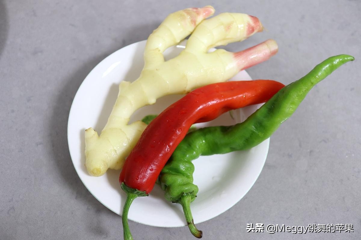 突破传统的鸡翅做法，爆炒出锅滑又嫩，去腥不用酒，只用这一味料