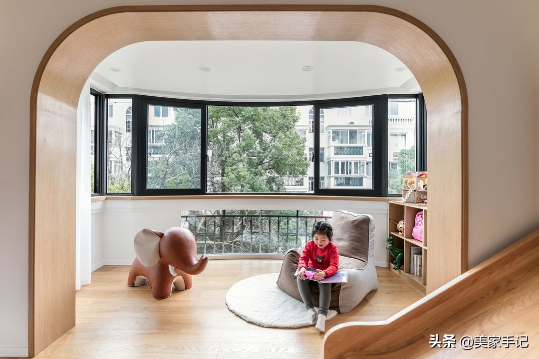 兒童書房設計為孩子，她在客廳裝秋千、做地台、設滑梯，全屋裝潢漂亮實用極了