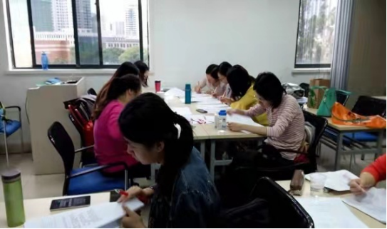 高考阅卷“现场照”流出，2000名老师原来这样阅卷，学生：长见识