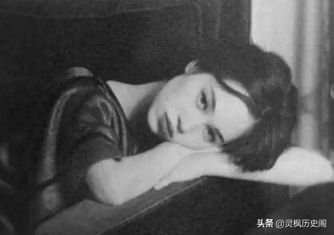 张爱玲24岁写的《传奇》，道出爱情真谛：感情，都千疮百孔