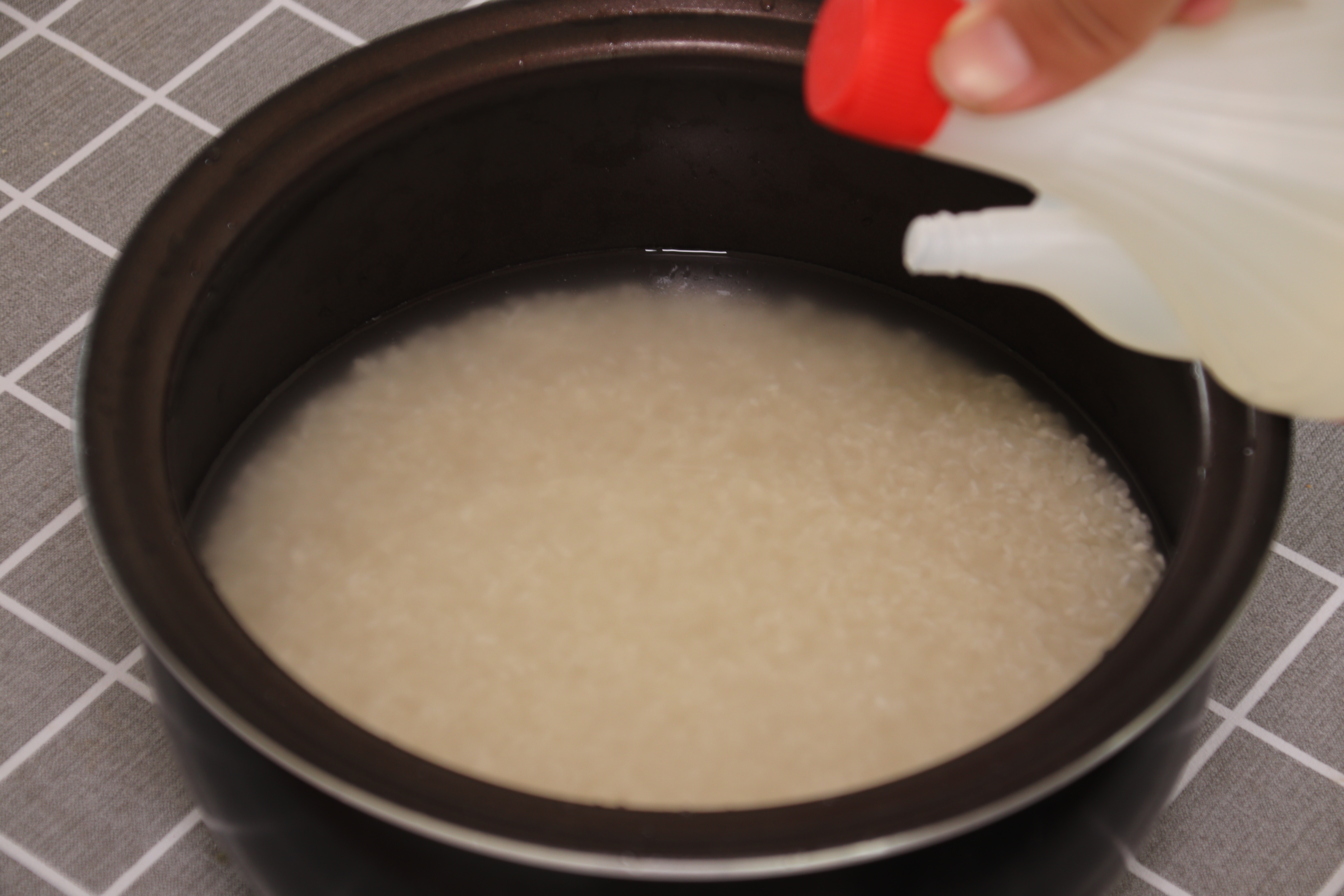 蒸米饭用冷水还是热水？都不对，掌握这4个技巧，米饭香糯不粘连