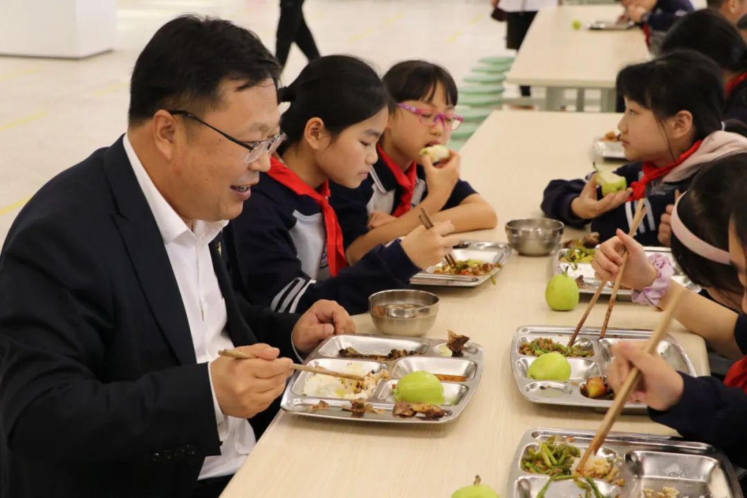 宜宾成外校长雷从树：少开会，少坐办公室，多“逛”校园