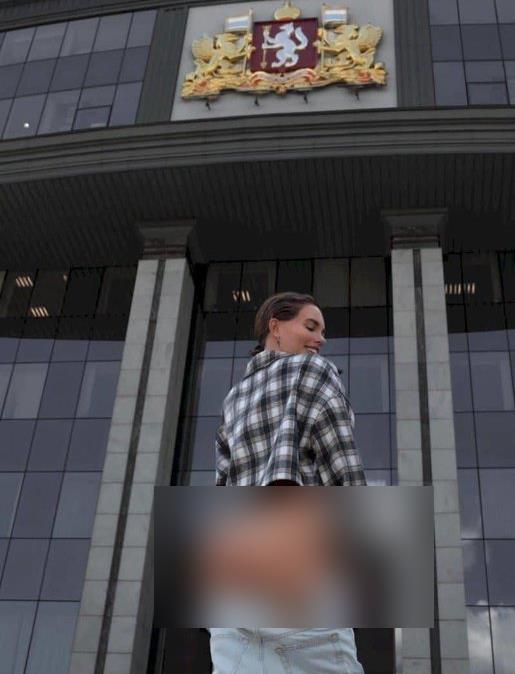 教堂不雅照后，俄罗斯一成人明星因在克宫外拍摄露臀照片被监禁14天