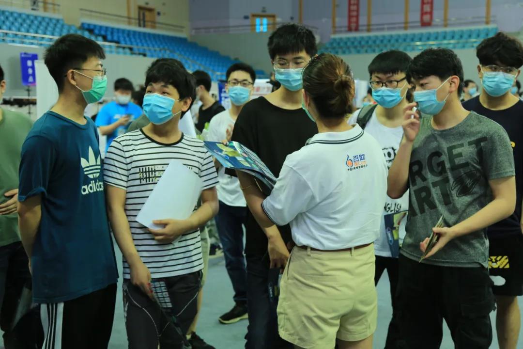 107家企业奔赴南京这所高校，带来4000多个岗位，软件和信息技术人才最紧俏！